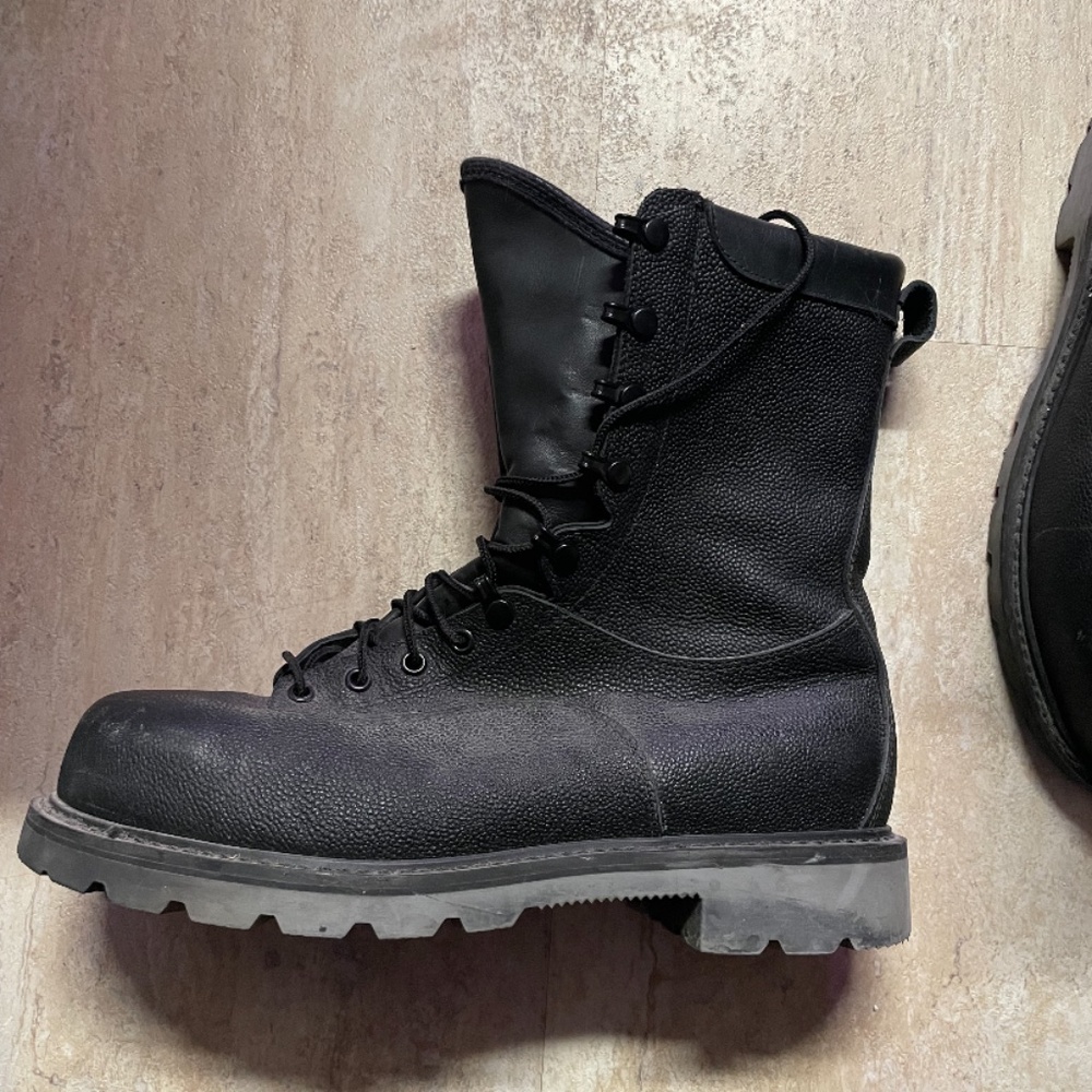 Terra steel toe work boot. Size 10. Insulated
